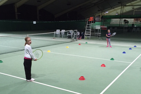 Schultennis in der Tennishalle